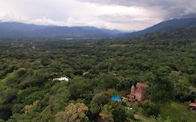 Finca con forma de castillo y piscina en Sopetrán